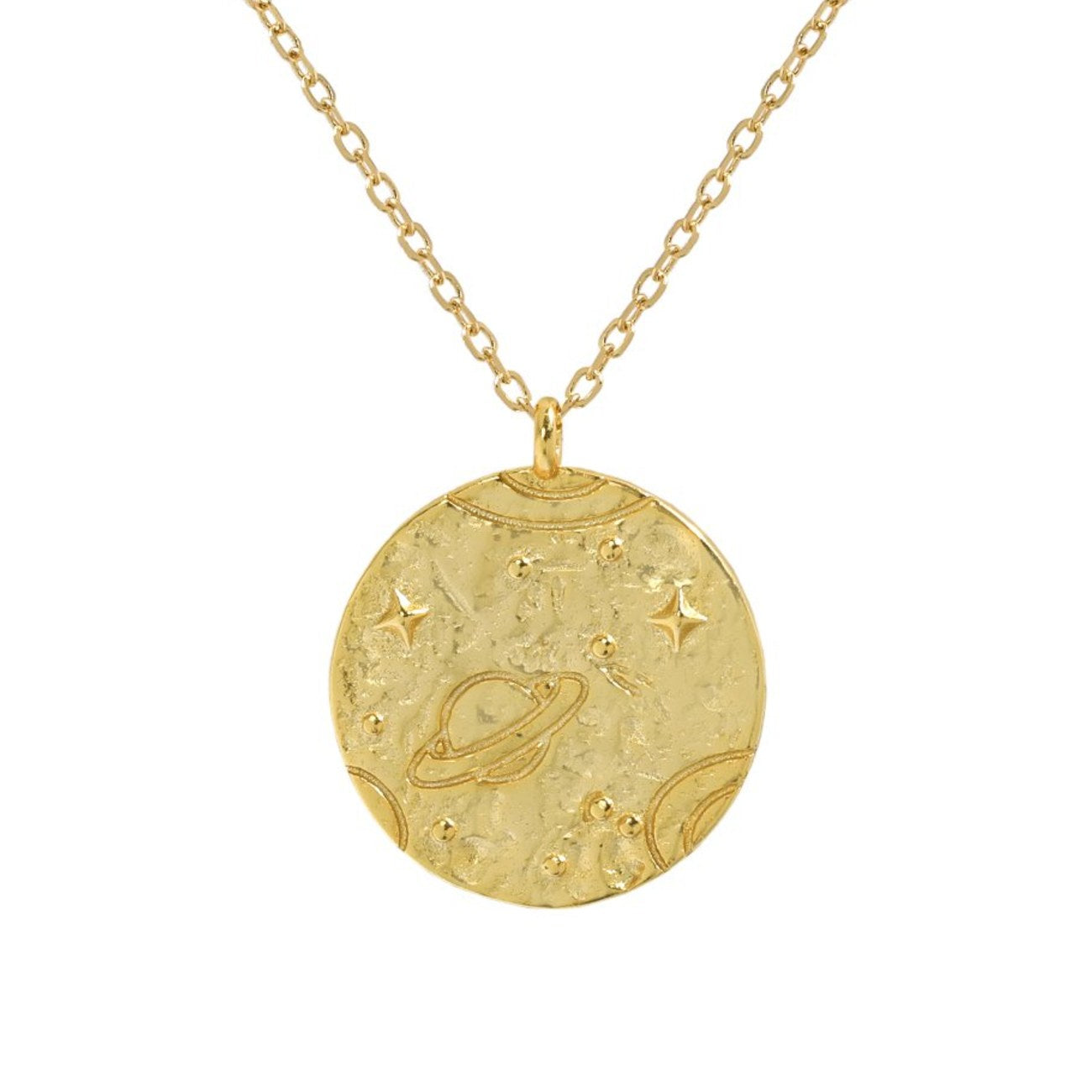 Gros plan sur le pendentif rond doré gravé d’un univers céleste avec planètes et étoiles. Idée cadeau femme.